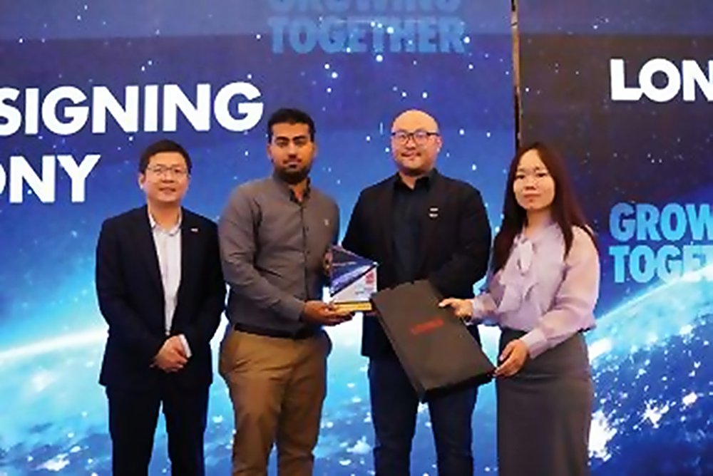 Anum Renewables and LONGi representatives at a signing ceremony